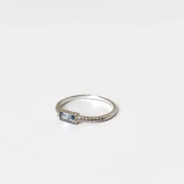 ANEL PRATA 925 COM CRISTAL AZUL RETANGULAR