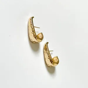 BRINCO ARGOLA COM DESIGN ORGANICO BANHADO A OURO 18K