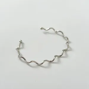 Bracelete ondulado banhado a ródio branco
