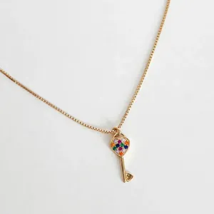 COLAR CHAVE PEQUENA CRAVEJADA COLORIDO BANHADO A OURO 18K  AJUSTÁVEL 50CM