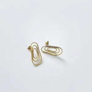 Brinco orgânico com design geométrico banhado a ouro 18K