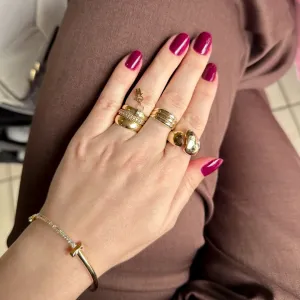 Anel Essência com um design artístico e fluido banhado a ouro 18K Ajustável