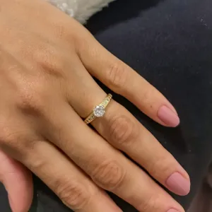 Anel Solitário com pedra de cristal e zircônias reluzentes banhado a ouro 18K
