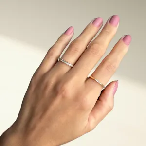 Anel minimalista traço fino cravejado em zircônias banhado a ouro 18K