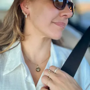 Anel com design V cravejado em zircônias banhado a ouro 18K