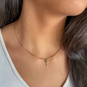 COLAR CHAVE PEQUENA CRAVEJADA COLORIDO BANHADO A OURO 18K  AJUSTÁVEL 50CM