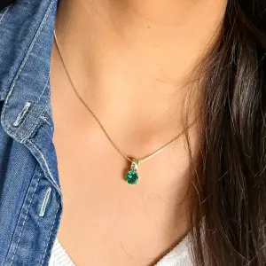 Conjunto com pedra de cristal verde e cravejado em zircônias banhado a ouro 18K ajustável 45cm