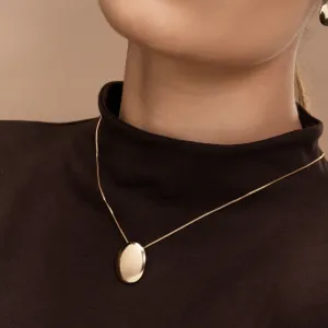 COLAR COM PINGENTE OVAL LISO BANHADO A OURO 18K 60CM