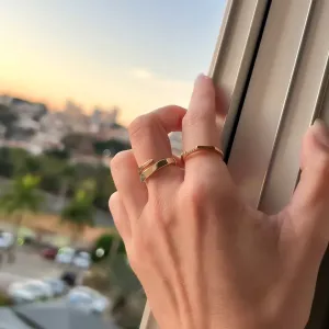 Anel minimalista traço fino cravejado em zircônias banhado a ouro 18K