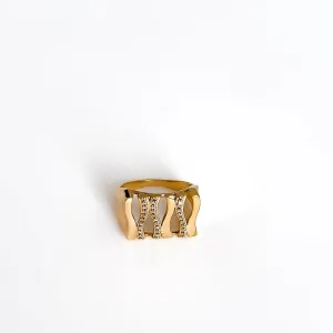 ANEL QUADRADO COM FAIXAS ONDULADAS CRAVEJADAS EM ZIRCONIAS BANHADO A OURO 18K
