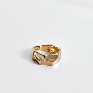 ANEL FORMATO ORGÂNICO AMASSADO BANHADO A OURO 18K AJUSTÁVEL
