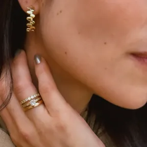 Anel delicado com pedra de cristal em formato de coração banhado a ouro 18K