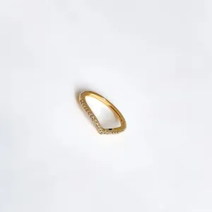 Anel com design V cravejado em zircônias banhado a ouro 18K