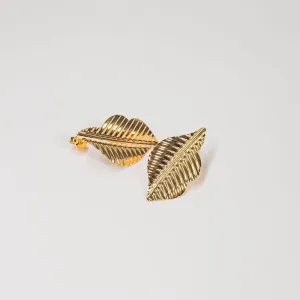 Brinco orgânico folha com textura banhado a ouro 18k