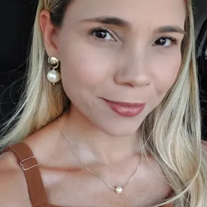 BRINCO PÉROLA COM BASE REDONDA LISA TAM M BANHADO A OURO 18K