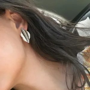 Brinco orgânico folha com textura banhado a ouro 18k