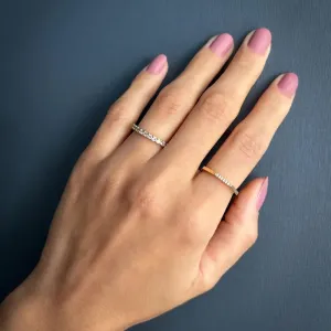 Anel minimalista traço fino cravejado em zircônias banhado a ouro 18K