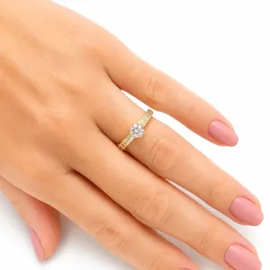 Anel Solitário com pedra de cristal e zircônias reluzentes banhado a ouro 18K