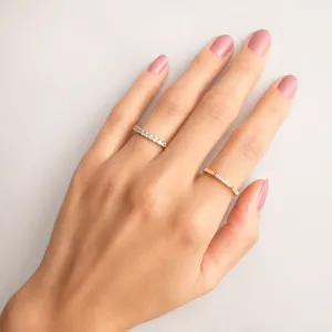 Anel minimalista traço fino cravejado em zircônias banhado a ouro 18K