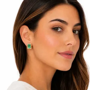 Brinco retangular com moldura dourada com cristal verde banhado a ouro 18k