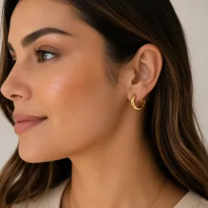 Brinco argola lisa médio banhado a ouro 18k