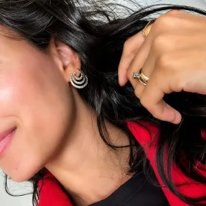 Brinco formato espiral cravejado em zircônias banhado a ouro 18k