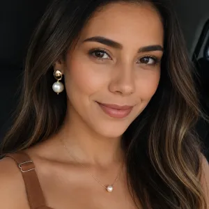BRINCO PÉROLA COM BASE REDONDA LISA TAM M BANHADO A OURO 18K