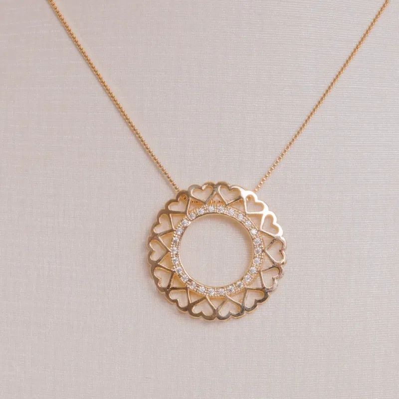 COLAR REDONDO COM CORAÇÕES VAZADO BANHADO A OURO 18K AJUSTÁVEL 50CM