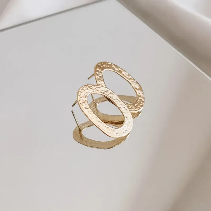 BRINCO OVAL VASADO BANHADO A OURO 18K