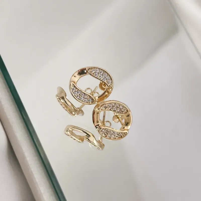 BRINCO RETANGULAR CRAVEJADO BANHADO A OURO 18K