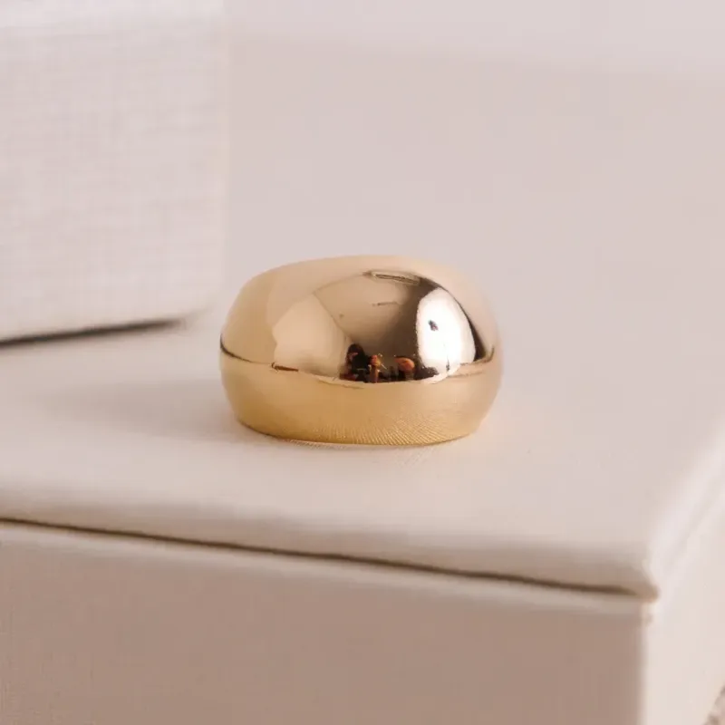 ANEL ABAULADO LISO BANHADO A OURO 18K