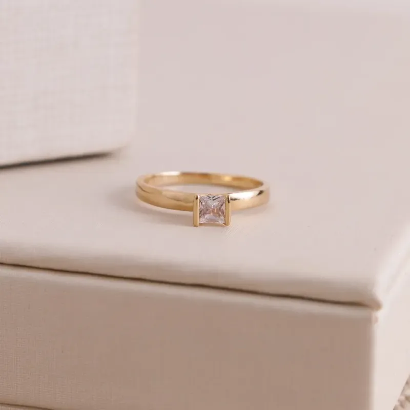 ANEL SOLITÁRIO COM ZIRCÔNIA BANHADO A OURO 18K