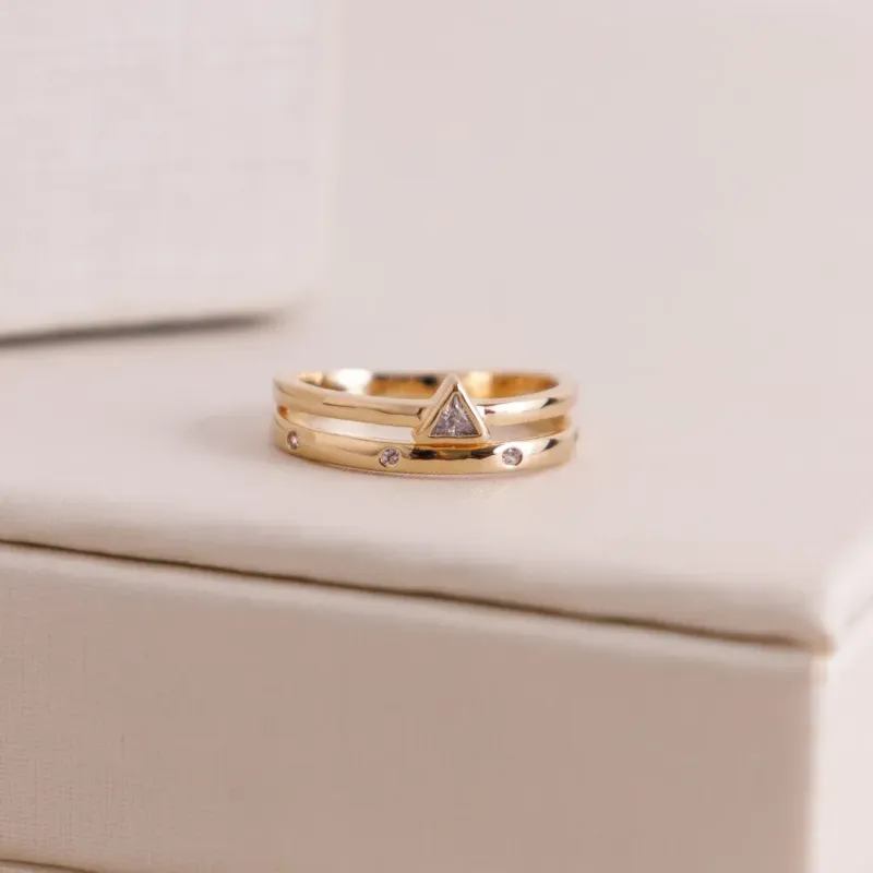ANEL TRIÂNGULO COM ZIRCÔNIA BANHADO A OURO 18K