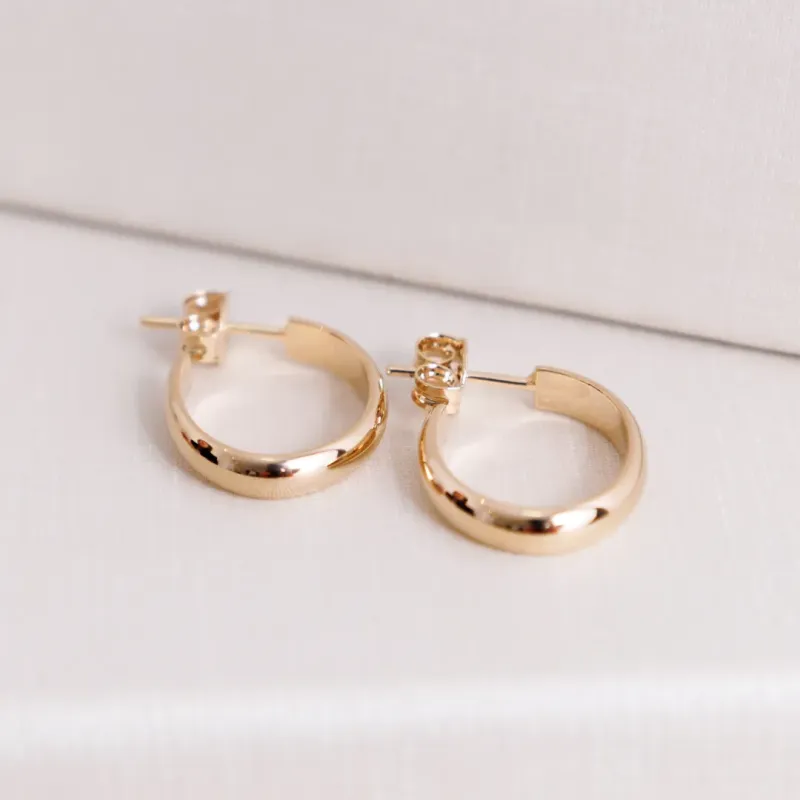 BRINCO ARGOLA OVAL LISA BANHADO A OURO 18K