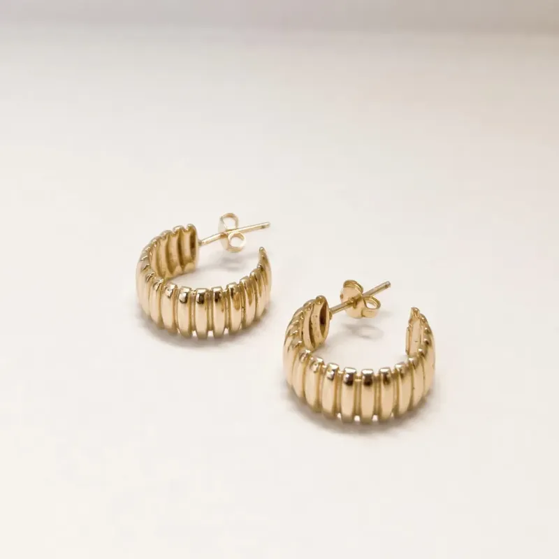 BRINCO ARGOLA MEDIA DETALHADA BANHADO A OURO 18K