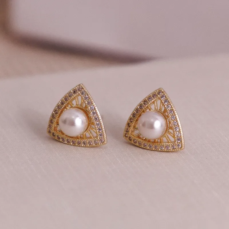 BRINCO TRIÂNGULO COM MICRO ZIRCÔNIA E PÉROLA BANHADO A OURO 18K
