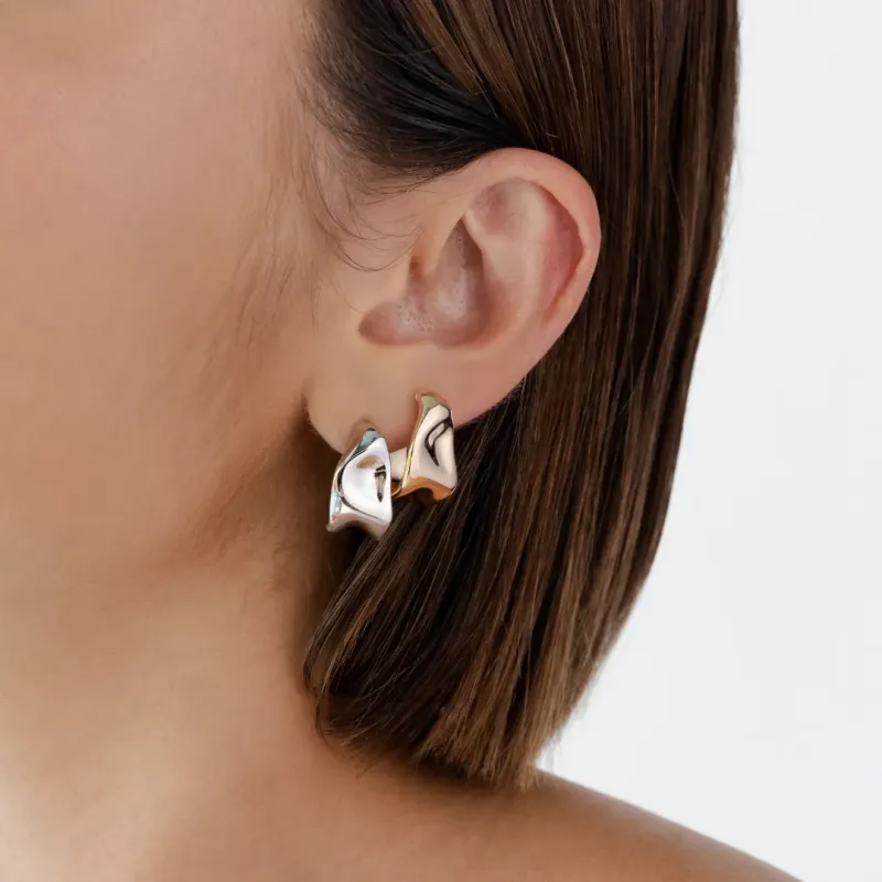 BRINCO ARGOLA FORMATO ORGÂNICO BANHADO A OURO 18K