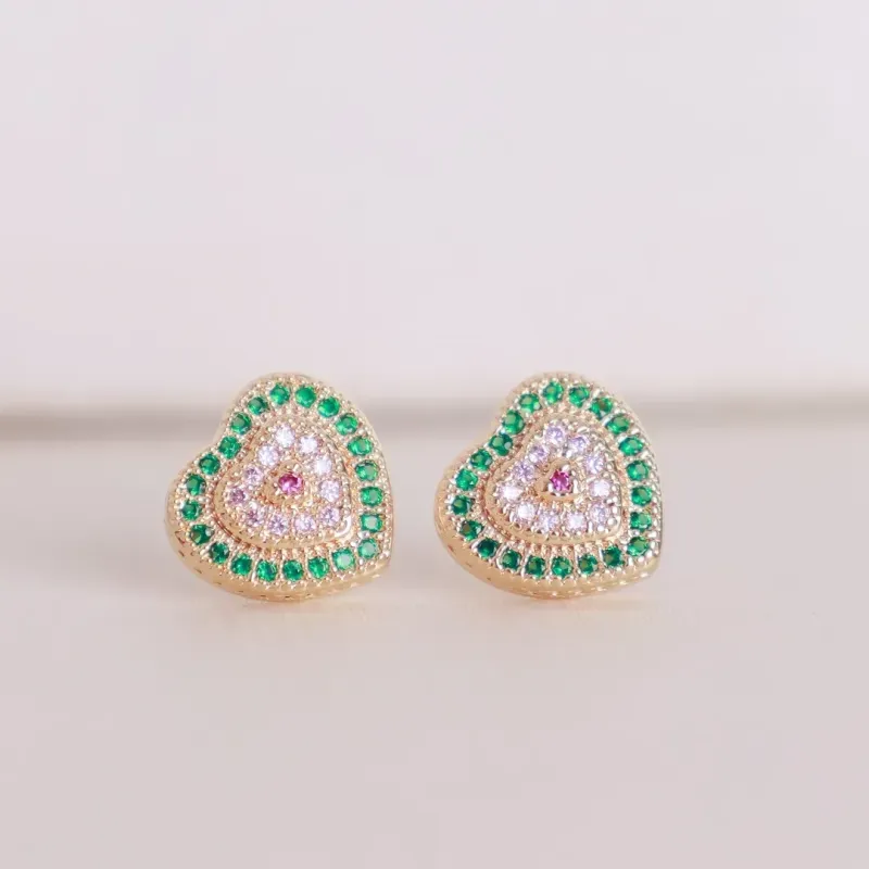 BRINCO CORAÇÃO CRAVEJADO VERDE E MAGENTA BANHADO A OURO 18K