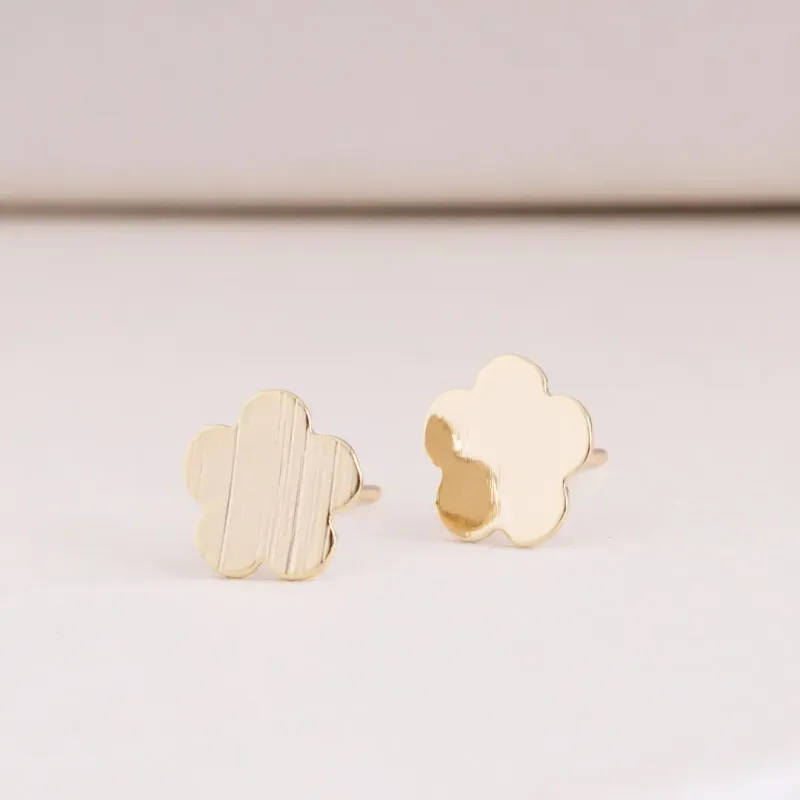 BRINCO FLOR ESCOVADA PEQUENA BANHADO A OURO 18K