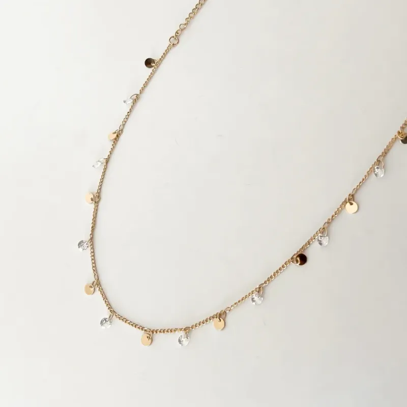 COLAR CHOKER CRISTAIS COM MEDALHINHAS BANHADO A OURO 18K AJUSTÁVEL 42CM