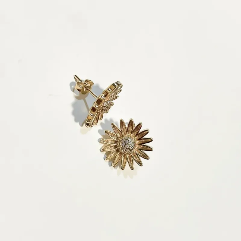 BRINCO MARGARIDA COM ZIRCONIAS NO MEIO BANHADO A OURO 18K