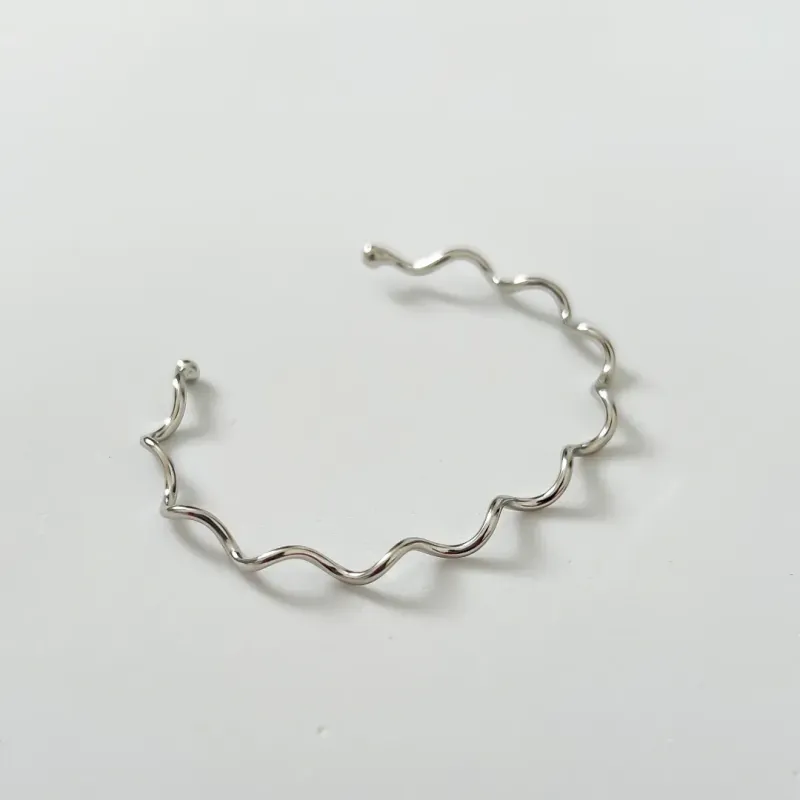 Bracelete ondulado banhado a ródio branco