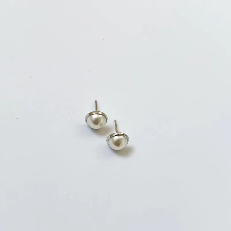 BRINCO PÉROLA COM BORDA EM RÓDIO BRANCO