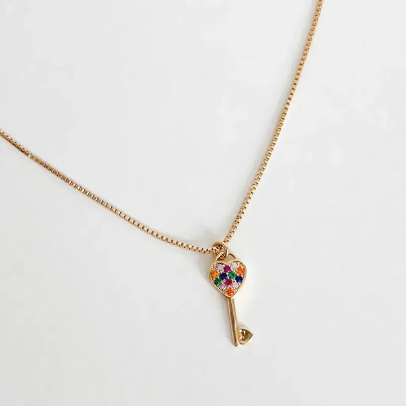 COLAR CHAVE PEQUENA CRAVEJADA COLORIDO BANHADO A OURO 18K  AJUSTÁVEL 50CM