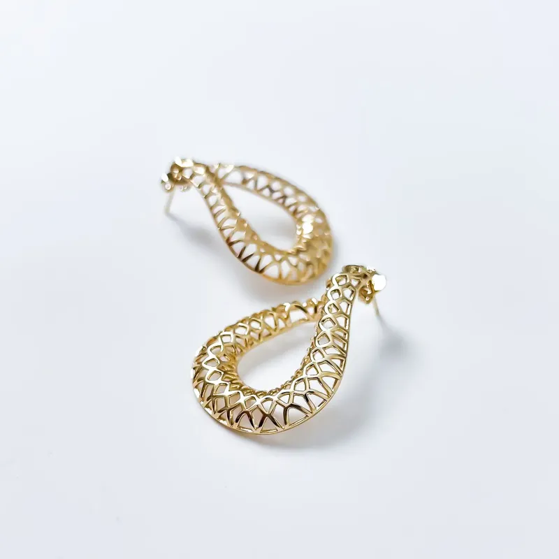 Brinco gota Trabalhada banhado em ouro 18k