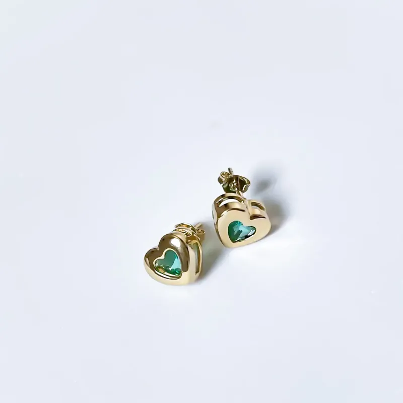 Brinco Coração com Cristal verde banhado a ouro 18k