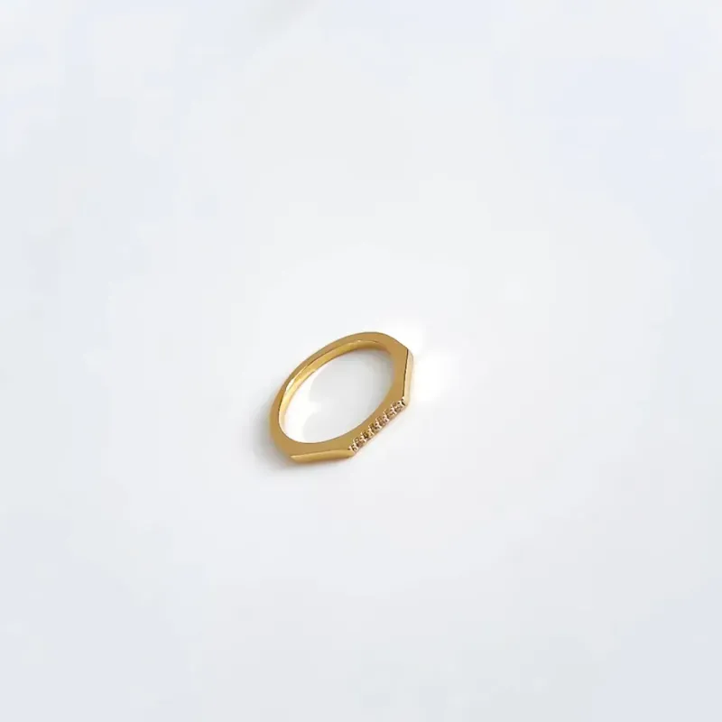 Anel minimalista traço fino cravejado em zircônias banhado a ouro 18K