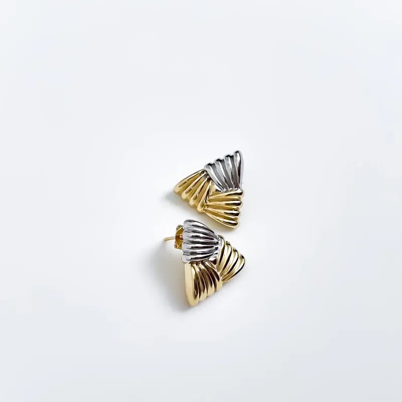 Brinco Triângulo com banho Mix banhado a ouro 18k e ródio