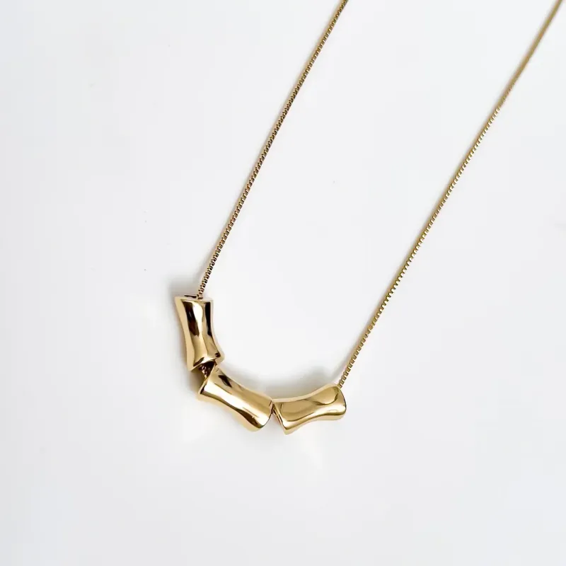 Colar formato orgânico e estrutura irregular fluida banhado a ouro 18K