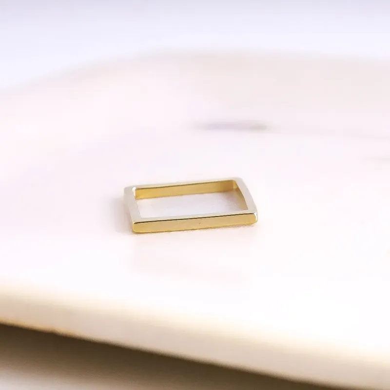ANEL QUADRADO LISO BANHADO A OURO 18K